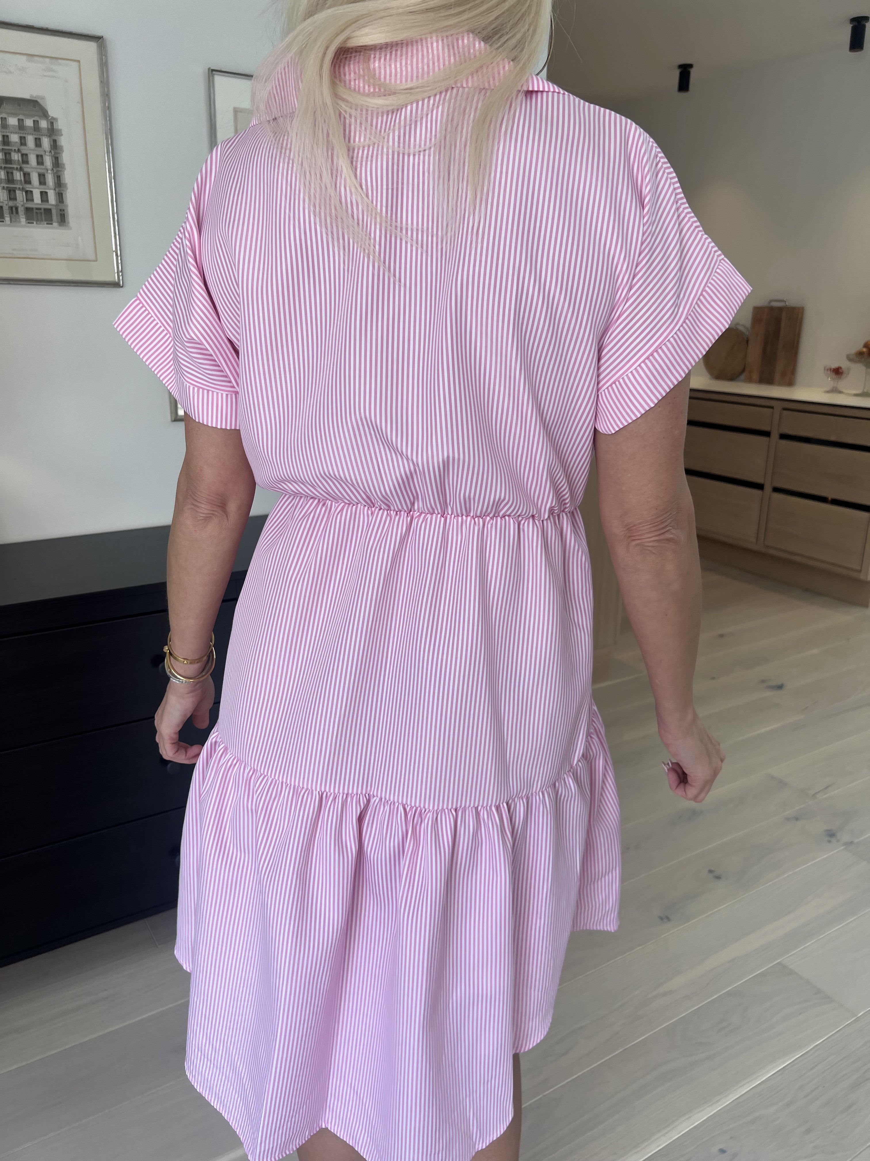 Linnea - Stribet kjole med skjortekrave og lag på lag look